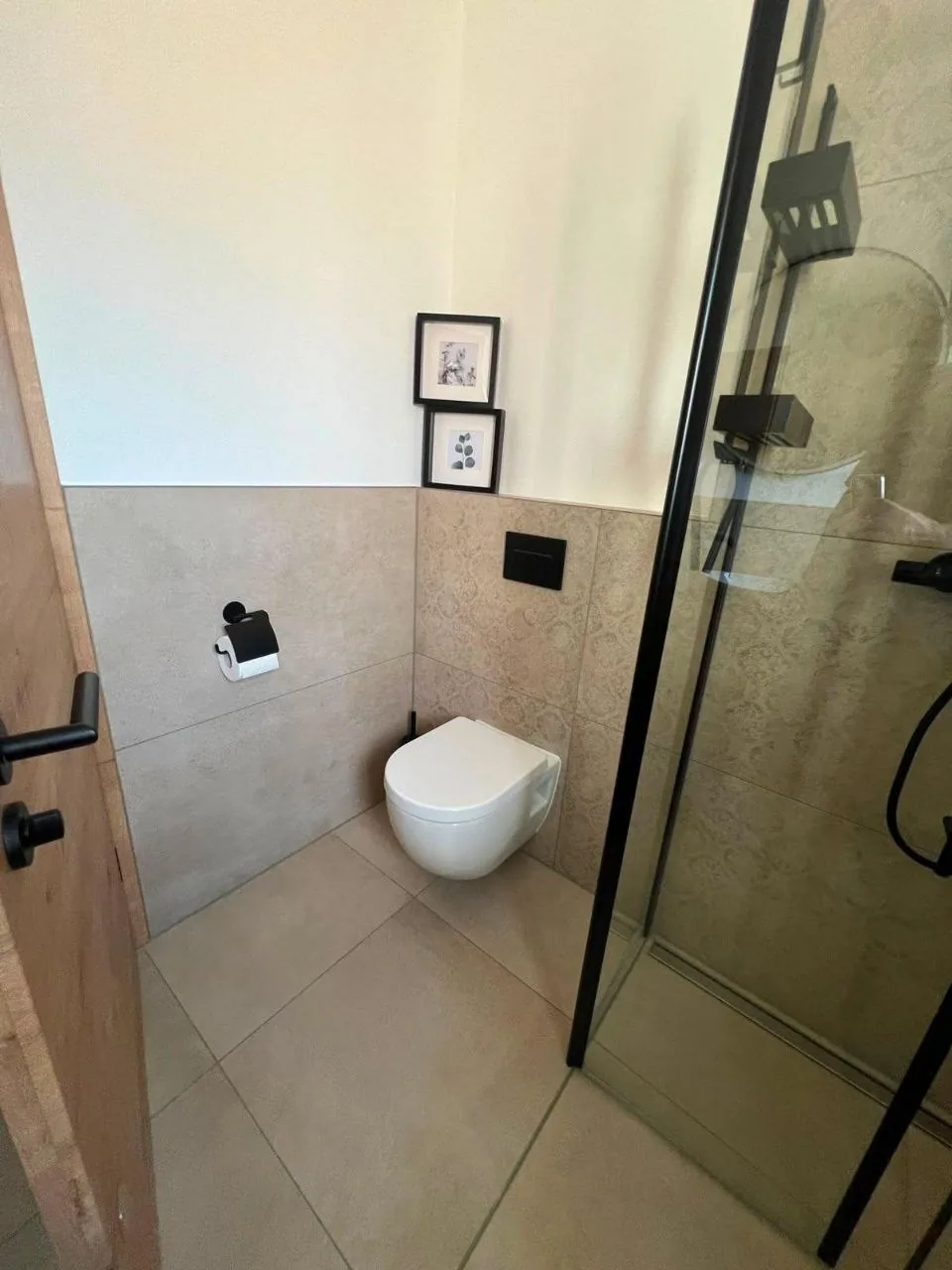Bad mit bodengleicher Glasdusche und Wand-WC