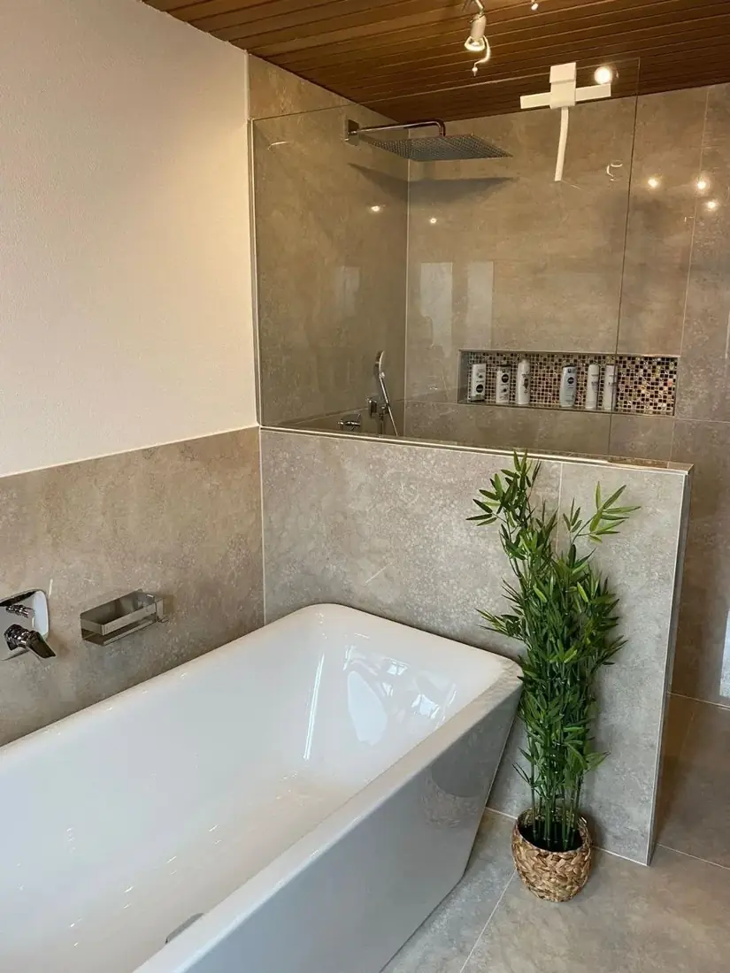 Bad mit Badewanne, Glasdusche und Mosaiknische