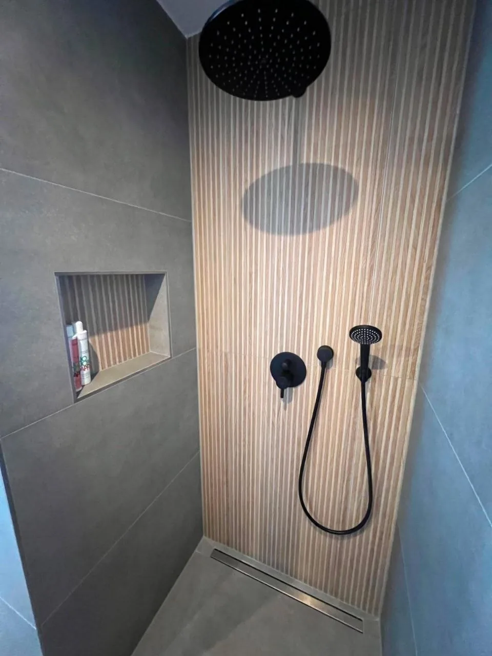 Walk-in-Dusche mit Regenbrause und Rippenfliesen