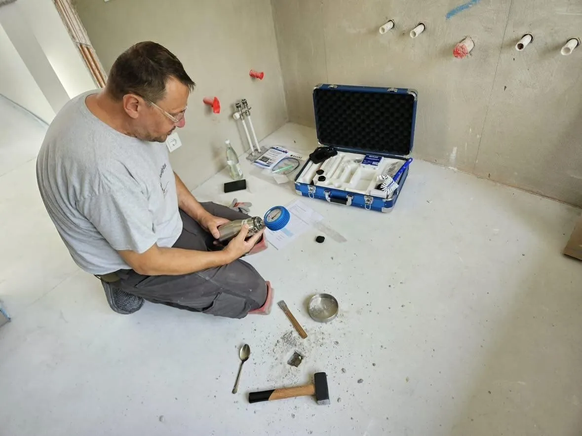 Michael Lehmann Fliesenfritze bei der Arbeit